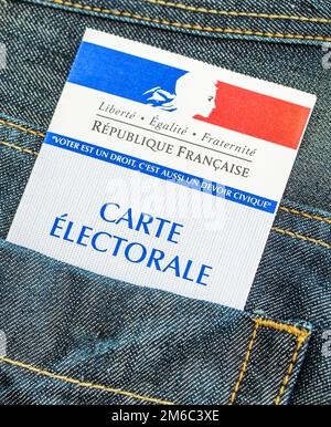 Carte électorale française dans la poche arrière d'un Jean, concept des élections présidentielles et législatives de 2017 Banque D'Images