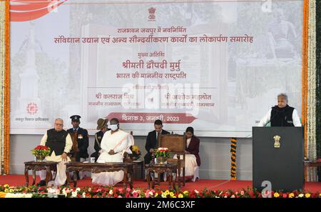 Jaipur, Rajasthan, Inde. 3rd janvier 2023. Le ministre en chef du Rajasthan, Ashok Gehlot, s'adresse lors de l'inauguration de Samvidhan Udyan (Parc de la Constitution) à Raj Bhawan à Jaipur. Le président Droupadi Murmu et le gouverneur Kalraj Mishra sont également vus. (Credit image: © Sumit Saraswat/Pacific Press via ZUMA Press Wire) Banque D'Images