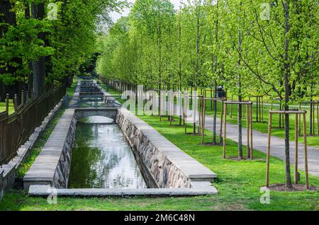 Canal d'eau pittoresque au printemps, parc Kadriorg, Tallinn, E Banque D'Images