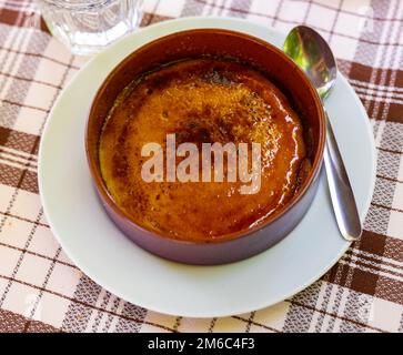 Catalana crème délicate avec croûte de caramel dans un bol en argile Banque D'Images