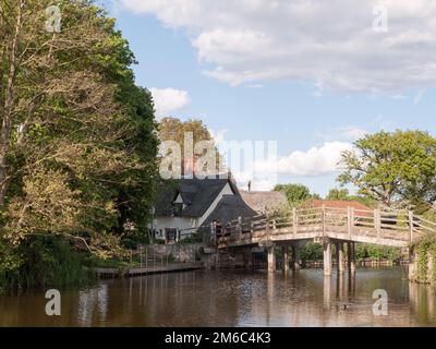 Le pont à l'usine de flatford menant à un chalet dans le coeur de l'agent de campagne essex et suffolk près de Dedham avec des gens Banque D'Images