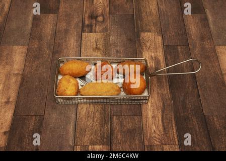 La croquette est une portion de pâte faite à partir d'une sauce épaisse comme le bechamel et un mincemeat de divers ingrédients, qui a été enduit dans l'oeuf et Banque D'Images