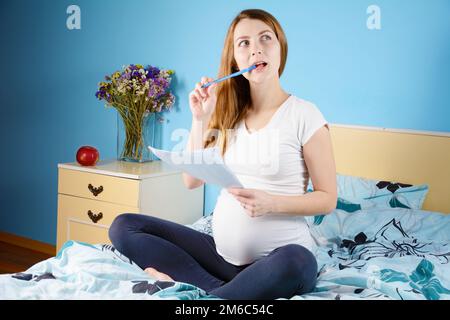 Pregnant woman with cell phone Banque D'Images