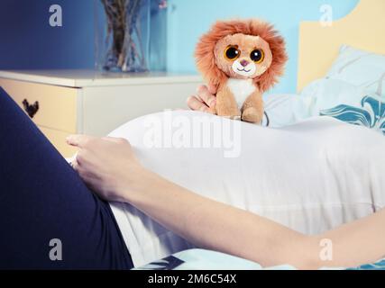 La femme enceinte se détend Banque D'Images