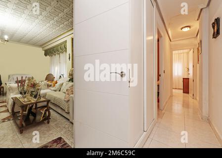 Couloir d'une maison avec placards intégrés et accès à d'autres chambres Banque D'Images