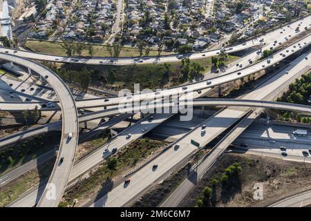 Vue aérienne sur les ponts d'échangeur d'autoroute de l'Interstate 5 et de la route 118 près de Northridge dans le comté de Los Angeles, Californie. Banque D'Images