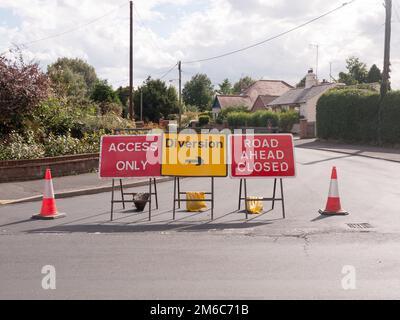 La route fonctionne les panneaux de signalisation bloqués et les cônes de circulation ne permettent que de détourner l'accès Banque D'Images