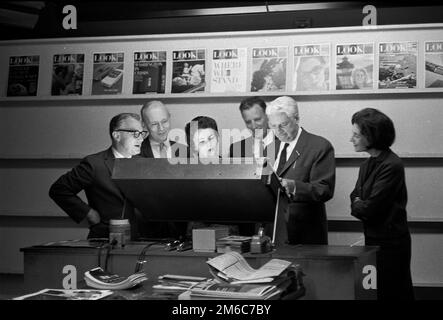 De gauche à droite : Allen Hurlburt, non identifié, Pat Carbine, Bill Arthur, Dan Mich, Non identifié (peut-être Pat Coffin). 1963 Banque D'Images