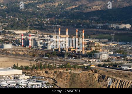 Los Angeles, Californie, Etats-Unis - 6 décembre 2022: Vue aérienne de la centrale de la vallée de l'eau et de l'énergie de Los Angeles au soleil va Banque D'Images