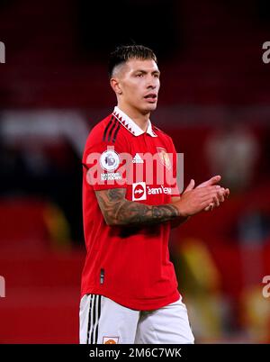 Lisandro Martinez, de Manchester United, applaudit les fans à la fin du match de la Premier League à Old Trafford, Manchester. Date de la photo: Mardi 3 janvier 2023. Banque D'Images