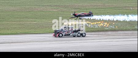 Shockwave fait une course sur la piste pendant le grand spectacle aérien du Texas, le 22 avril 2022, à la base commune de San Antonio-Randolph, Texas. Shockwave est un camion de course personnalisé équipé de trois moteurs à jet Pratt & Whitney J34-48, fabriqués à l'origine dans le circuit T2 Buckeye de la marine américaine. Les trois moteurs à jet font un total de 21 000 livres de poussée avec une puissance combinée de 36 000 qui propulse facilement ce camion à des vitesses supérieures à 350 mph pendant les courses d'avions lors de spectacles aériens. Shockwave n'est pas seulement le camion le plus puissant au monde, il maintient également la vitesse record pour les semi-camions à 376 mph. Banque D'Images