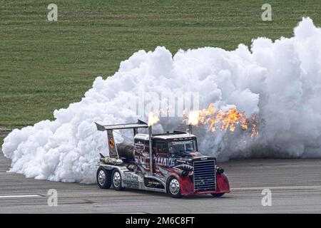 Shockwave fait une course sur la piste pendant le grand spectacle aérien du Texas, le 22 avril 2022, à la base commune de San Antonio-Randolph, Texas. Shockwave est un camion de course personnalisé équipé de trois moteurs à jet Pratt & Whitney J34-48, fabriqués à l'origine dans le circuit T2 Buckeye de la marine américaine. Les trois moteurs à jet font un total de 21 000 livres de poussée avec une puissance combinée de 36 000 qui propulse facilement ce camion à des vitesses supérieures à 350 mph pendant les courses d'avions lors de spectacles aériens. Shockwave n'est pas seulement le camion le plus puissant au monde, il maintient également la vitesse record pour les semi-camions à 376 mph. Banque D'Images