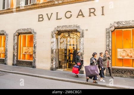 Scène de rue devant le magasin bulgari Banque D'Images