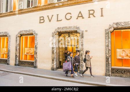 Scène de rue devant le magasin bulgari Banque D'Images