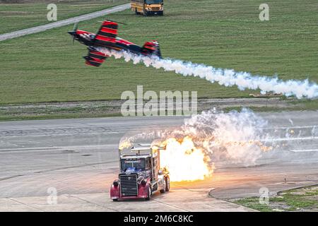 Shockwave fait une course sur la piste pendant le grand spectacle aérien du Texas, le 22 avril 2022, à la base commune de San Antonio-Randolph, Texas. Shockwave est un camion de course personnalisé équipé de trois moteurs à jet Pratt & Whitney J34-48, fabriqués à l'origine dans le circuit T2 Buckeye de la marine américaine. Les trois moteurs à jet font un total de 21 000 livres de poussée avec une puissance combinée de 36 000 qui propulse facilement ce camion à des vitesses supérieures à 350 mph pendant les courses d'avions lors de spectacles aériens. Shockwave n'est pas seulement le camion le plus puissant au monde, il maintient également la vitesse record pour les semi-camions à 376 mph. Banque D'Images