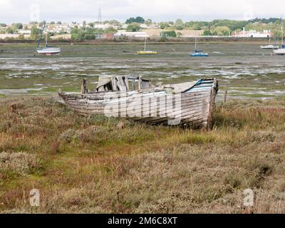 Vieux bateau en bois ruines en décomposition de la scène de l'estuaire abandonné Banque D'Images