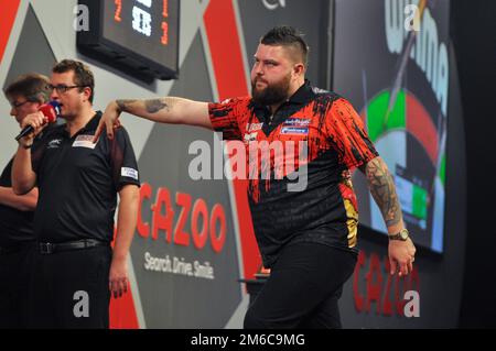 LONDRES, ROYAUME-UNI - JANVIER 3 : Michael Smith d'Angleterre réagit au septième jour du Championnat du monde des fléchettes de Cazoo à Alexandra Palace on 21 décembre 2022 à Londres, en Angleterre. (Photo de Pieter Verbeek/BSR Agency) crédit: BSR Agency/Alay Live News Banque D'Images