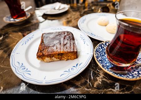 Kazandibi, un dessert turc et un type de pudding au lait caramélisé. Développé dans le Palais ottoman et l'un des desserts turcs les plus populaires aujourd'hui Banque D'Images
