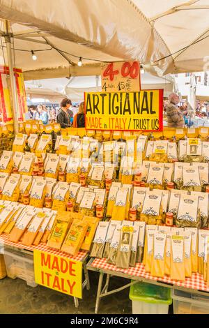 Différents types de pâtes à vendre dans une cabine Banque D'Images