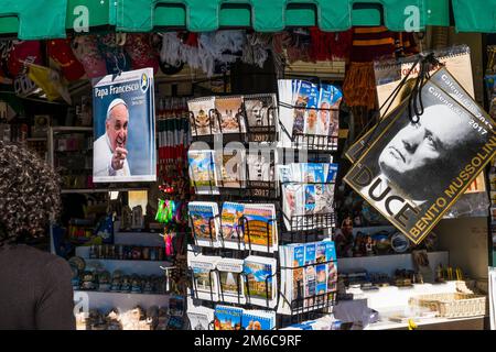 Calendriers à vendre sur un kiosque à la piazza navonna, l'un d'entre eux affichant un portrait du franc pape Banque D'Images