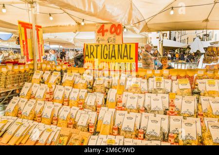 Différents types de pâtes à vendre dans un stalle du marché campo dei fiori Banque D'Images