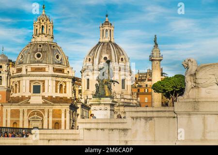 Églises Santa maria di loreto et santissimo nome di maria al foro traiano, vue partielle sur alta Banque D'Images