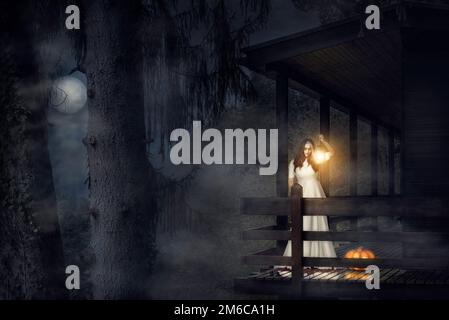 Effrayant femme en robe blanche dans une sombre forêt Banque D'Images