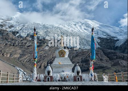 Stupa au col de Karo la, dans la chaîne Lhagoi-Kangri de l'Himalaya du nord, à la frontière des comtés de Nagarze et Gyangzê au Tibet. Banque D'Images