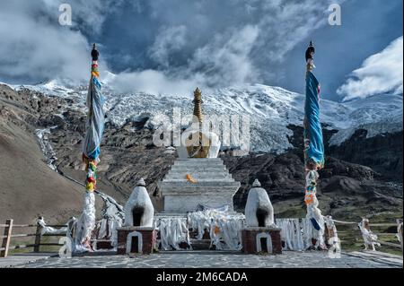 Stupa au col de Karo la, dans la chaîne Lhagoi-Kangri de l'Himalaya du nord, à la frontière des comtés de Nagarze et Gyangzê au Tibet. Banque D'Images