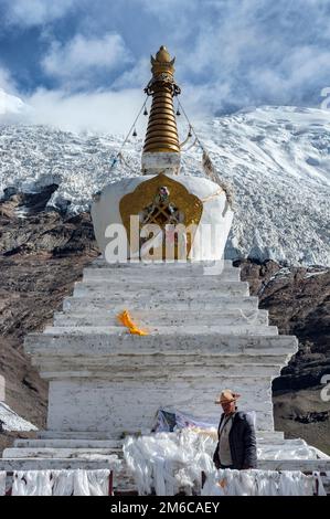 Stupa au col de Karo la, dans la chaîne Lhagoi-Kangri de l'Himalaya du nord, à la frontière des comtés de Nagarze et Gyangzê au Tibet. Banque D'Images