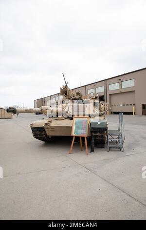 Un char M1A2 Abrams est destiné à être exposé au 1st Combined Arms Battalion, 18th Infantry Regiment, 2nd Armored Brigade combat Team, 1st Infantry Division, Motor pool sur Fort Riley, Kansas, le 22 avril 2022. Le char a été mis en place pour être exposé dans le cadre de la tournée du dîner-poste de l'officier de la Société de la 1re division d'infanterie. 1ère division d'infanterie, Big Red One, boule des officiers, Banque D'Images