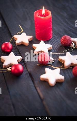 Les cookies et les décorations de Noël Banque D'Images