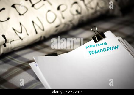 Réunion de demain ; pile de documents. Travailler ou étudier à la Chambre. Banque D'Images