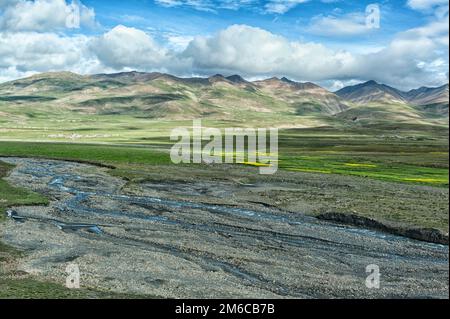 Paysage le long du chemin entre Karo la Pass et Simu la Pass, Tibet Banque D'Images