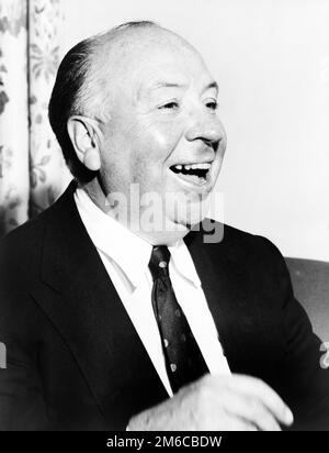 Alfred Hitchcock, portrait tête et épaules, face à droite 1956 par Fred Palumbo. Banque D'Images