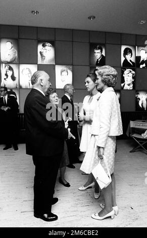 La première dame Pat Nixon et la fille Julie Nixon Eisenhower avec le réalisateur de Hollywood Alfred Hitchcock et sa femme. 1969 Banque D'Images