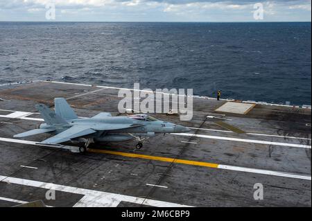 Océan Atlantique, États-Unis. 30 décembre 2022. A ÉTATS-UNIS Le chasseur Super Hornet F/A-18E de la Marine, attaché au Wildcats of Strike Fighter Squadron 131, atterrit sur le pont de vol à bord du porte-avions de la classe Nimitz USS Dwight D. Eisenhower sur l'océan Atlantique, au 30 décembre 2022, au large de la côte de Virginie, aux États-Unis. Crédit : MCS Nicholas Rodriguez/États-Unis Navy photo/Alamy Live News Banque D'Images