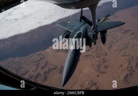 Lieu non divulgué, Qatar. 30 décembre 2022. A ÉTATS-UNIS L'avion de chasse F-15 Strike Eagle de la Force aérienne fait le plein d'un avion KC-135 Stratotanker au-dessus des États-Unis Zone de responsabilité du Commandement central, 30 décembre 2022 sur le Qatar. Crédit : SSTGT. Kirby Turbak/États-Unis Air Force/Alamy Live News Banque D'Images