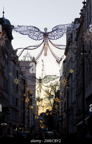 L'esprit de Noël la nuit, une partie des lumières de Noël sur Jermyn Street à la sortie de Regent Street St James à Londres. Banque D'Images