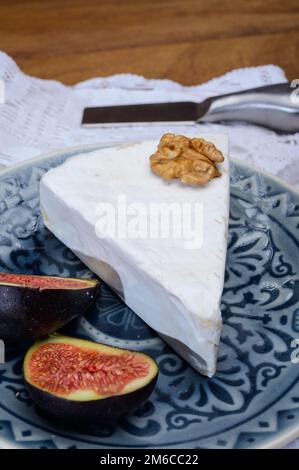 Collection de fromages, fromage français brie de Meaux de la région Seine-et-Marne avec moule blanc en gros plan Banque D'Images