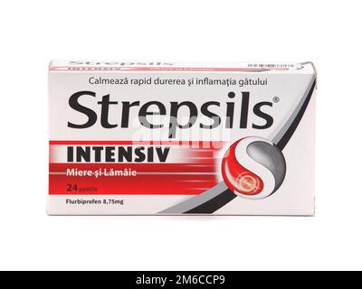 BUCAREST, ROUMANIE - 28 FÉVRIER 2020. Lot de lozenges Strepsils Intensiv miel et citron isolé sur blanc Banque D'Images