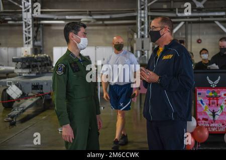 MISAWA, Japon (22 avril 2022) – le capitaine Paul A. Hockran, à droite, commandant de l’installation aérienne navale de Misawa, et le lieutenant-général Chuji Ando, commandant de la Force aérienne de défense du Nord, de la Force aérienne du Japon, ont une conversation après la cérémonie de clôture des Jeux Olympiques de Sakura. Les Jeux Olympiques de Sakura étaient une série d'événements sportifs ouverts au personnel de la Force aérienne, de la Marine et de la JASDF. Banque D'Images