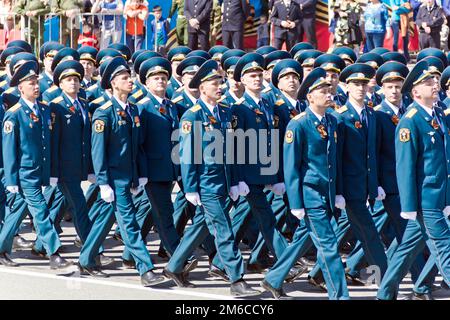 Les soldats russes défilent au défilé le jour de la victoire annuelle, le 9 mai 2017, à Samara, en Russie. Banque D'Images