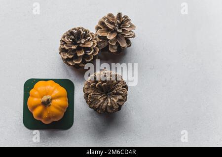 Décoration avec gâteau à la citrouille et cônes sur table grise. Vue grand angle. Copier l'espace. Photo de haute qualité Banque D'Images