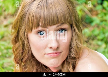 Jeune femme avec de grands yeux bleus renflés Banque D'Images