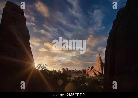 Sortie du canyon qui mène à Sand Dune Arch, dans le parc national d'Arches, Utah, États-Unis. Banque D'Images