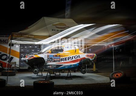 229 ESTEVE PUJOL Isidre (spa), VILLALOBOS VALCARCEL Jose Maria (spa), Repsol Rally Team, Toyota Hilux, Auto, ambiance, Bivouac pendant la phase 2 du Dakar 2023 entre le Camp de la mer et Al-'Ula, sur 2 janvier 2023 à Al-'Ula, Arabie Saoudite - photo: Julien Delfosse/DPPI/LiveMedia Banque D'Images