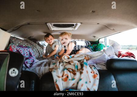 Les enfants au lit d'une camionnette sont prêts pour un voyage en voiture Banque D'Images