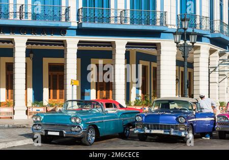 Vue sur la rue avec des voitures américaines convertibles classiques garées à la Havane Cuba - série Banque D'Images