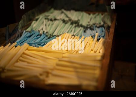 Bonbons en boîte délicieux plats. Vente de gâteries. Banque D'Images